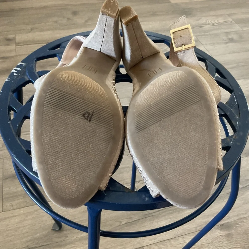 Jennifer Lopez Beige Studded Heels - Picture 10 of 12